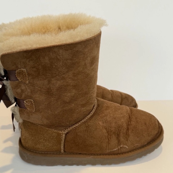 UGG Women's Chestnut Brown Bailey Bow II Short Sheepskin Boots  Size 5 - Picture 3 of 8